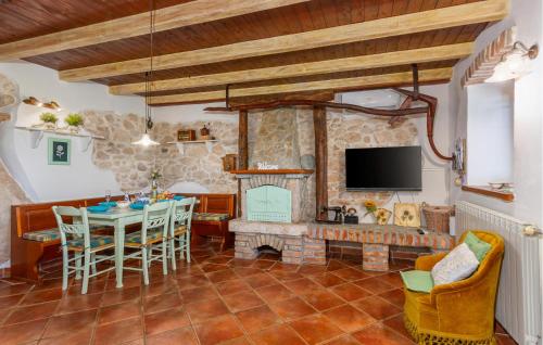 un soggiorno con tavolo e camino di Amazing Home In Dobrinj a Dobrinj
