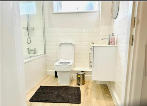 Ένα μπάνιο στο Dover Castle Suites 20 sleeps