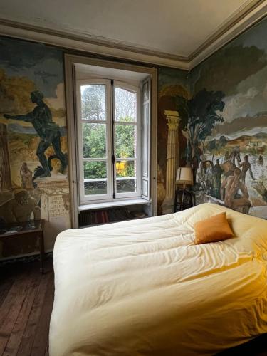 une chambre avec un grand lit blanc et une fenêtre dans l'établissement Les Chambres du Dr Papertian, à Saint-Clair-sur-lʼElle