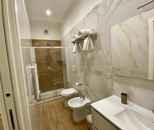 a bathroom with a toilet and a shower and a sink at Villa Manto Bed and Breakfast - Torre Annunziata Pompei in Torre Annunziata