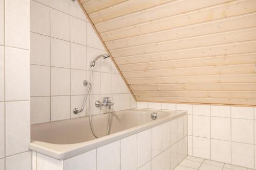 Ένα μπάνιο στο Cruwzo - Modern Centrally Located Apartment with Parking