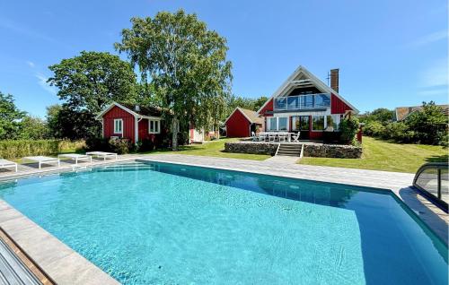 トレコーブにある6 Bedroom Stunning Home In Torekovの家の前のプール
