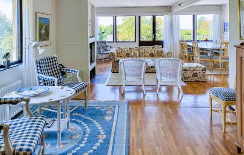トレコーブにある6 Bedroom Stunning Home In Torekovのテーブルと椅子のあるリビングルーム