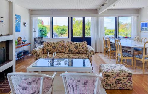 6 Bedroom Stunning Home In Torekovにあるシーティングエリア