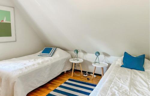 6 Bedroom Stunning Home In Torekovにあるベッド