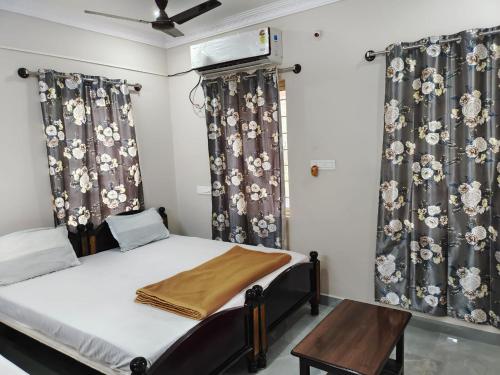 Una cama o camas en una habitación de YU Stay - Kanipakam