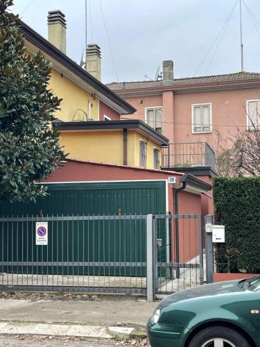 a green fence in front of a house at VeniceRelax Gardenclass in Venice
