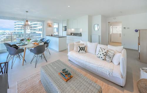 Ruang duduk di Cozy Apartment In Oostende With Wifi