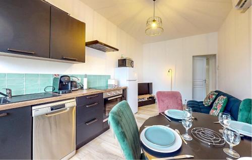 eine Küche und ein Esszimmer mit Tisch und Stühlen in der Unterkunft Lovely Home In Royan With Wifi in Royan
