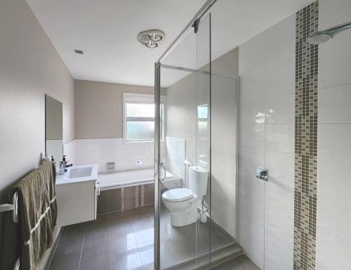 Bilik mandi di Elevated Coastal Retreat
