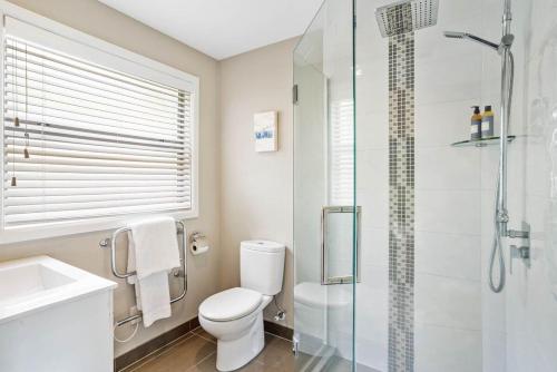 Bilik mandi di Elevated Coastal Retreat