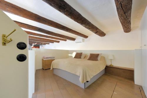 - une chambre avec un lit et des plafonds en bois dans l'établissement LOFT VIEUX PORT, à Marseille