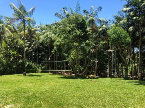 Taman di luar Chalé com Hidro em Garopaba há 100m da cachoeira