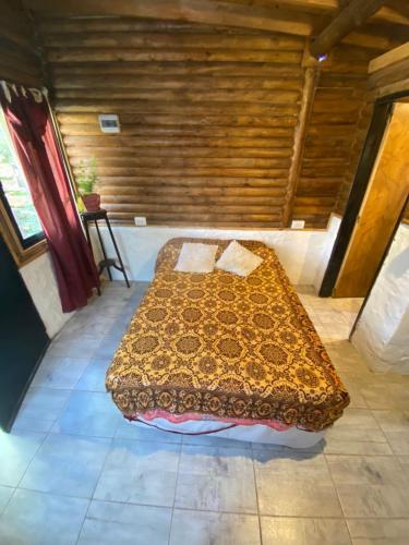 a bedroom with a bed in a room at Cabañas el descanso in Chascomús