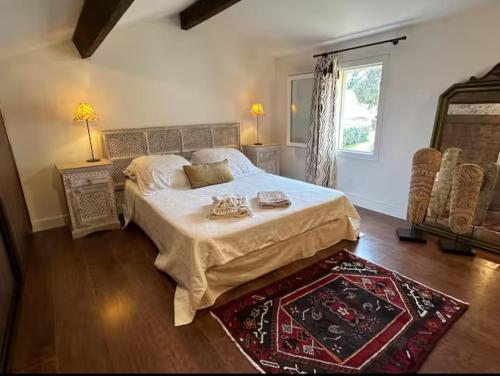 une chambre avec un grand lit et un tapis dans l'établissement A casa di l'alivu, à Borgo