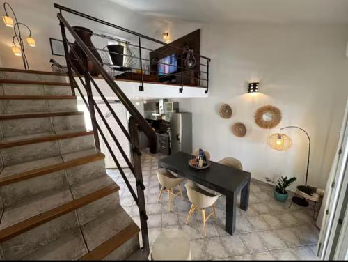 - un salon avec un escalier, une table et des chaises dans l'établissement A casa di l'alivu, à Borgo