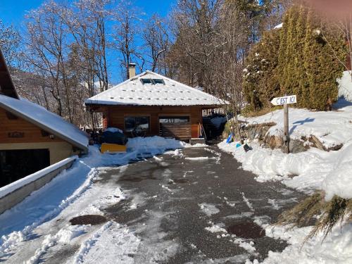 a log cabin in the snow with a sign at Charmant petit chalet individuel in Briançon