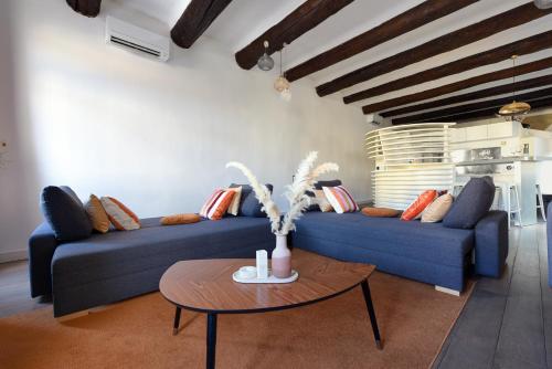 un salon avec un canapé bleu et une table dans l'établissement LOFT VIEUX PORT, à Marseille