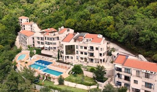 una vista aerea di una grande casa con piscina di Apartment Steven a Herceg-Novi