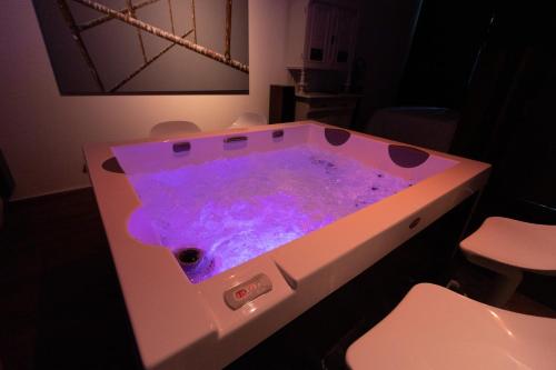 bañera con agua púrpura en la habitación en Baltic Riviera, en Wiślinka