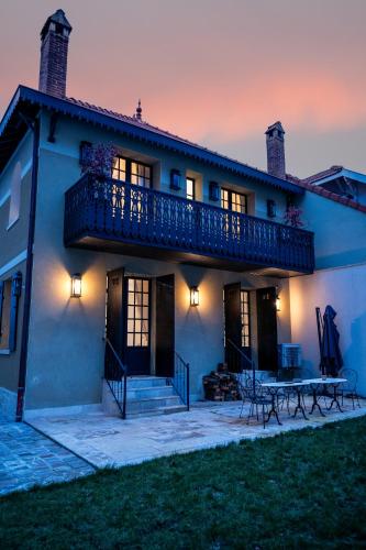 Cette maison blanche dispose d'un balcon et d'une table. dans l'établissement Villa Liska, à Arcachon