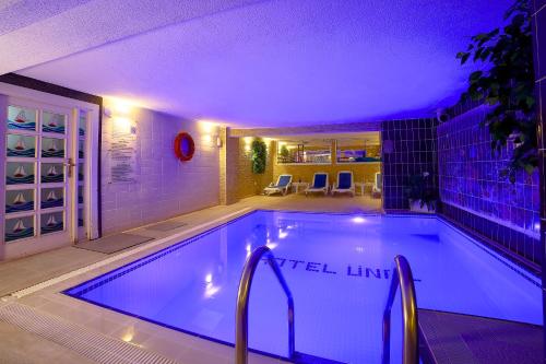- une piscine éclairée dans une maison dans l'établissement Grand Unal Hotel, à Istanbul