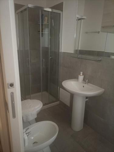 a bathroom with a sink and a shower and a toilet at airportandbeachhouse in CTA