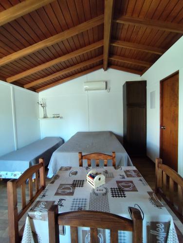 a room with a table and chairs and a bed at Fusión Natural in Playa Verde
