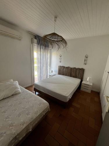 une chambre avec deux lits et une fenêtre dans l'établissement Villa T4 type canétoise climatisée et proche plage - 6ILEF56, à Canet