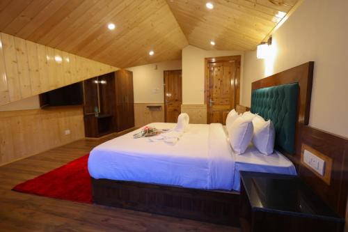 a bedroom with a large white bed in a room at Hidden Heaven, Near Nature Park in Manāli