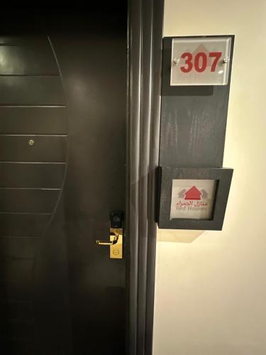 a door with a speed limit sign on it at منازل الحمراء السكنية للشقق المخدومة "إقتصادي" in Buraydah