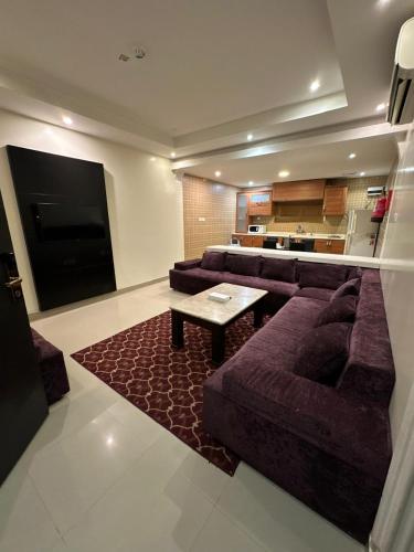 a large living room with a couch and a table at منازل الحمراء السكنية للشقق المخدومة "إقتصادي" in Buraydah