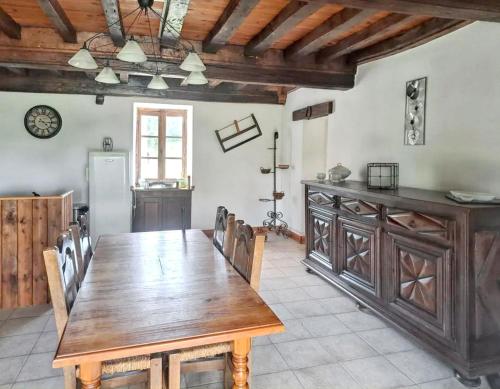 Photo de la galerie de l'établissement Maison charmante à Eguilly - Jardin et Terrasse, à Éguilly