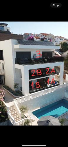 Kolam renang di atau dekat dengan Luxury Beachfront Villa Carlisa