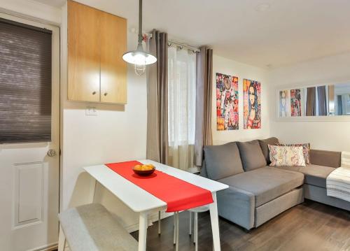 Χώρος καθιστικού στο 100 METERS to METRO BEAUDRY - FULL APARTMENTS - 1 minute walk to the FAMOUS ST CATHERINE STREET - Montcalm units