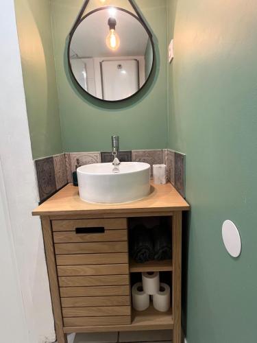 une salle de bain avec un lavabo et un miroir dans l'établissement Studio coup de cœur - Barjols, à Barjols