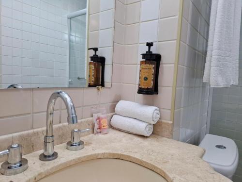 a bathroom with a sink and a toilet and a mirror at EXCELENTE Flat junto aos Shoppings JK e Vila Olimpia in Sao Paulo