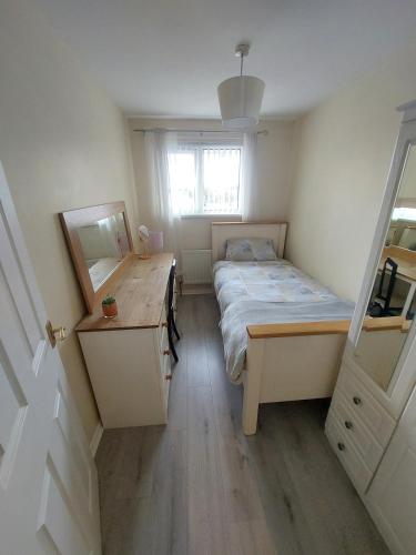 Fotografie z fotogalerie ubytování Welcoming 4 bedroom townhouse with free parking on premises v destinaci Lisnaskea