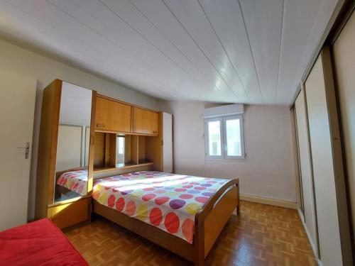 une petite chambre avec un lit et un miroir dans l'établissement Villa confortable 3 pièces, 6 pers, terrasse et parking privé - FR-1-326-411, à Marseillan
