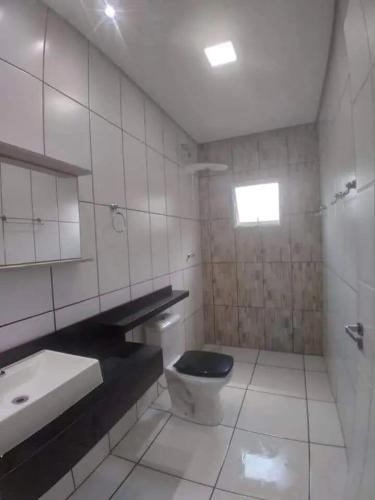 a bathroom with a toilet and a sink at Chácara bela vista in Socorro