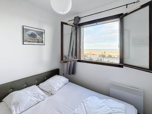une chambre avec un lit et une fenêtre avec vue dans l'établissement Appartement familial centre ville avec parking et animaux permis - FR-1-465-90, à Merville-Franceville-Plage