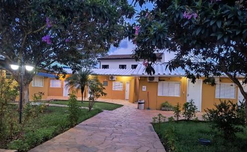Κήπος έξω από το Unibarão Hotel -Próximo as Universidades Unicamp-Puc-Hospitais -Bancos-Restaurantes-Praça Capital -Shopping Dom Pedro - Expo dom pedro-Ceasa