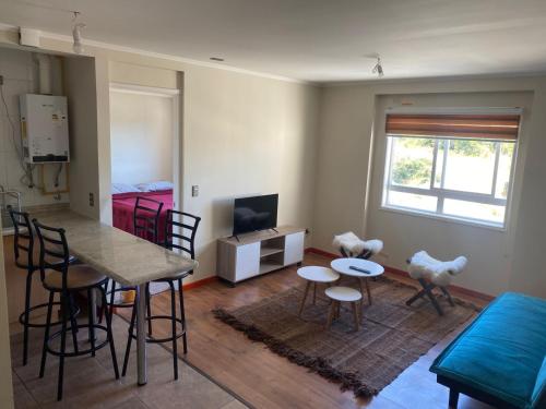 TV a/nebo společenská místnost v ubytování departamento en condominio Puerto montt