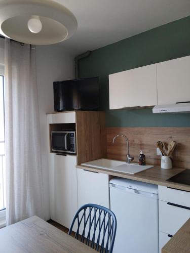 Dapur atau dapur kecil di Studio neuf-Wintzenheim-proche Colmar-Parking-WiFi