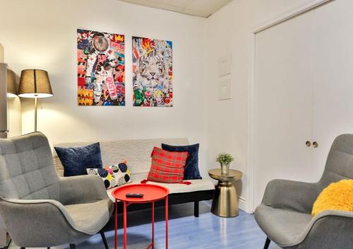 Χώρος καθιστικού στο 100 METERS to METRO BEAUDRY - FULL APARTMENTS - 1 minute walk to the FAMOUS ST CATHERINE STREET - Montcalm units