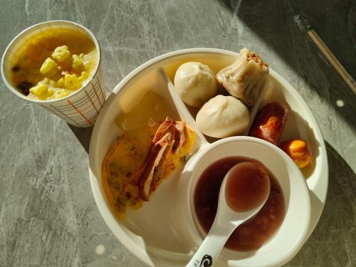 Makanan di atau berdekatan rumah tamu ini