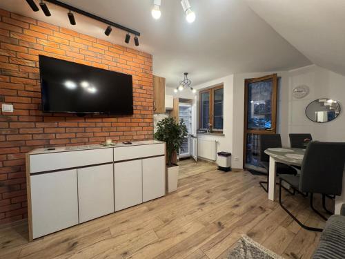 Televisyen dan/atau pusat hiburan di Apartament Trzy Świerki - w objęciu natury, obok głównego deptaka - by SpaceApart