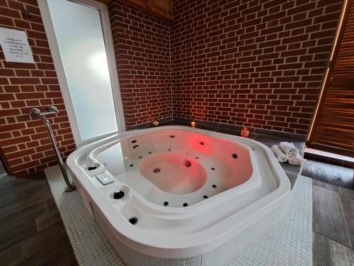 wanna w pokoju z ceglaną ścianą w obiekcie Hotel Agat & SPA w Bydgoszczy