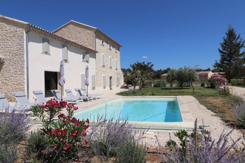 une villa avec piscine devant un immeuble dans l'établissement Domaine des Preyauts, le mas provençal, 270m, à Caromb