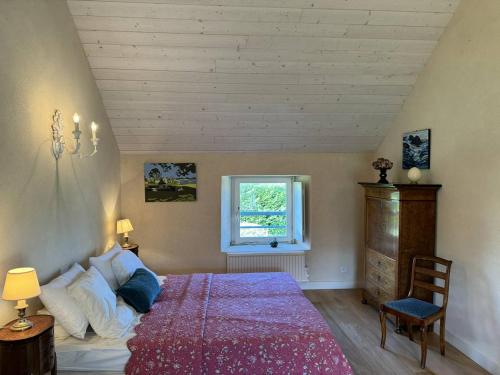 une chambre avec un grand lit et une fenêtre dans l'établissement La Ferme Césarine, longère rénovée, wifi, jardin, à Carnac